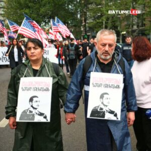 На фото — родители арестованного активиста Звиада Цецхладзе. Рассказываем, кто он и почему его задержали