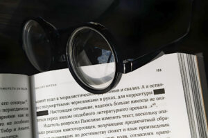 Давление на издателей и книжные — это беспредел, а изъятые книги не запрещены законом. Мнение эксперта Владимира Харитонова